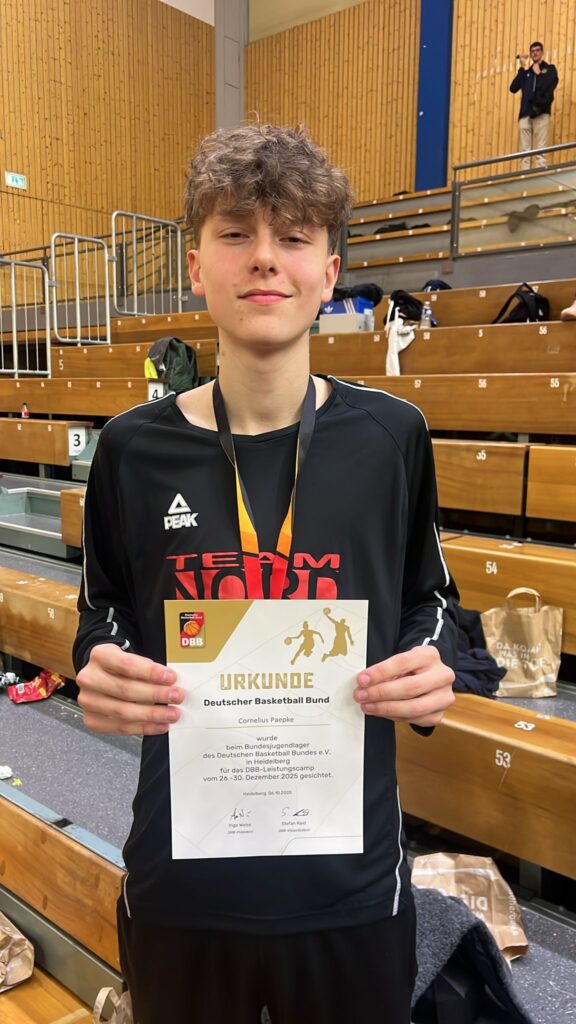 Cornelius mit seiner Nominierung für das DBB-Leistungscamp vom 26 - 30.12.25!
Vorher wird er, bereits zum dritten Mal, als Coach beim 66ers-Basketballcamp dabei sein! 